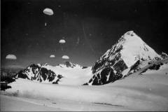 29_-vecchie-foto-para_lancio-sulla-vedretta-del-Cevedale-del-pl.-alp.-par.-OROBICA-18.07.60
